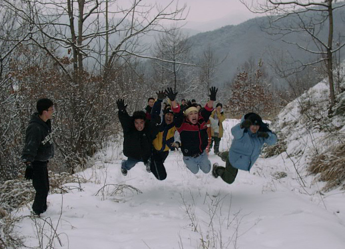 눈쌓인 산에서 곡예하는 합숙팀